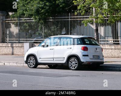 BARI, ITALIEN - 30. OKTOBER 2021: Ikonischer Fiat 500L MPV Retro-Wagen in Perlweiß in den Straßen von Bari, Italien Stockfoto