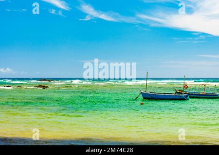 Boote auf dem Wasser des paradisiakalen Strands von Itapua in der Stadt Salvador in Bahia Stockfoto