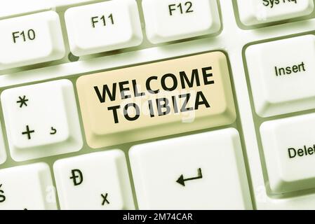 Textzeichen mit „Welcome to Ibiza“ (Willkommen auf Ibiza). Geschäftsidee Herzliche Grüße von einer der Balearen Spaniens Stockfoto