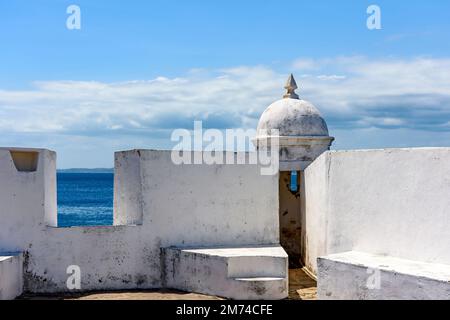 Mauern und Wachhäuser einer alten kolonialen Festung, die für die Verteidigung der Stadt Salvador in Bahia verantwortlich war Stockfoto