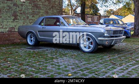 1965 Ford Mustang „APO 404C“ auf der Oktoberschleife im Bicester Heritage Centre am 9. Oktober 2022. Stockfoto