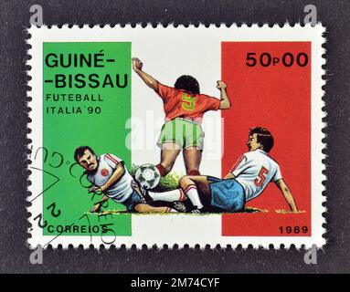 Von Guinea-Bissau gedruckte Briefmarke, die Fußball, Fußball-Weltmeisterschaft - Italien 90, ca. 1988, zeigt. Stockfoto