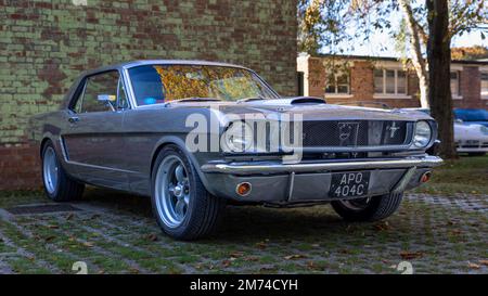 1965 Ford Mustang „APO 404C“ auf der Oktoberschleife im Bicester Heritage Centre am 9. Oktober 2022. Stockfoto