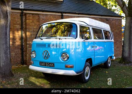 1972 Volkswagen Typ 2 Campervan „XMR 604K“ auf der Oktober Scramble im Bicester Heritage Centre am 9. Oktober 2022. Stockfoto