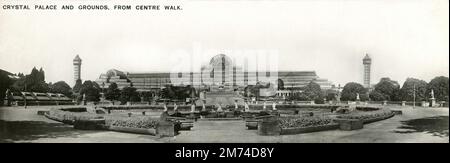 Ein antikes Panoramafoto mit dem Titel „Crystal Palace and Grounds, from Centre Walk“. Der Crystal Palace war eine gusseiserne Glasstruktur, die ursprünglich im Hyde Park in London erbaut wurde, um die große Ausstellung von 1851 zu beherbergen. Die Ausstellung fand vom 1. Mai bis zum 15. Oktober 1851 statt, und mehr als 14.000 Aussteller aus der ganzen Welt versammelten sich auf einer Fläche von 990.000 Quadratmetern. Nach der Ausstellung wurde der Palast nach Süd-London verlegt und auf dem Gipfel des Penge Peak neben dem Sydenham Hill wieder aufgebaut. Es stand dort vom Juni 1854 bis zu seiner Zerstörung durch Feuer im November 1936. Stockfoto