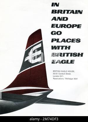 Eine Werbung der Fluggesellschaft „British Eagle“ aus dem Jahr 1964 mit dem Slogan „in Britain and Europe Go Places with British Eagle“. British Eagle International Airlines war eine große unabhängige britische Fluggesellschaft, die zwischen 1948 und 1968 in Betrieb war. Das Unternehmen erbrachte Linien- und Charterdienste auf nationaler, internationaler und transatlantischer Basis. Stockfoto