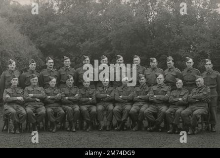 Ein Foto der Mitglieder der 53. (Kent) Battalion Home Guard aus dem Jahr 1944. Dieses Bataillon, das dem königlichen West-Kent-Regiment angeschlossen war, wurde in Orpington, Kent, aufgewachsen und hat seinen Sitz. Es war eine bewaffnete Bürgermiliz, die ursprünglich im Mai 1940 als Einheit lokaler Freiwilliger der Verteidigung gegründet wurde, um Großbritannien erneut eine Nazi-Invasion zu verteidigen. Nach den Landungen der Alliierten D-Day in Frankreich und dem anschließenden Vormarsch nach Deutschland wurde die Heimatschutzwache im Dezember 1944 abgestellt, da die Gefahr einer Invasion der britischen Inseln zurückgegangen war. Sie wurden schließlich im Dezember 1945 aufgelöst. Stockfoto