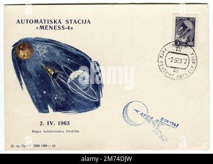 Eine alte russische Weltraumhülle, die am 2. Juni 1963 zum Gedenken an den Flug von Mēness-4 (Luna 4) veröffentlicht wurde. Das Cover ist mit einem stilisierten Bild des Raumschiffs auf dem Weg zum Mond und der dazugehörigen übersetzten Überschrift „Accounting for the United States Luna-4“ dekoriert. Luna 4 oder E-6 Nr. 4 war ein sowjetisches Raumschiff, das im Rahmen des Luna-Programms gestartet wurde, um die erste sanfte Landung auf dem Mond zu versuchen. Das Raumschiff konnte den Kurs nicht korrigieren und verfehlte den Mond, blieb stattdessen in der Erdumlaufbahn. Stockfoto