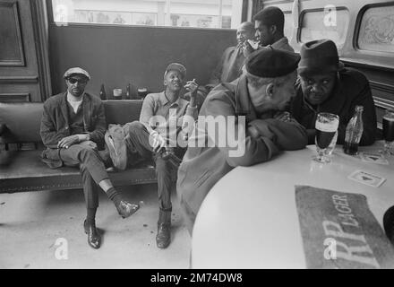 Nach London. Ende 1960er. Eine Gruppe von Freunden, die sich im Duke of Wellington Pub treffen, der sich an der Ecke Portobello Road und Elgin Crescent im Notting Hill-Viertel des Royal Borough of Kensington und Chelsea, West London, befindet. Stockfoto