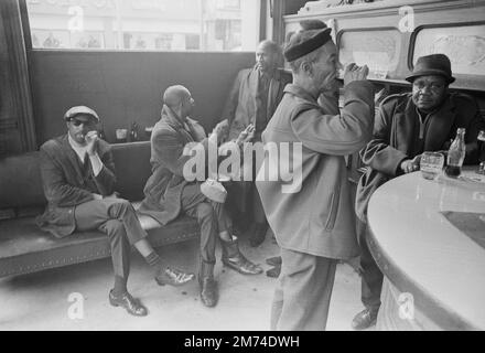 Nach London. Ende 1960er. Eine Gruppe von Freunden, die sich im Duke of Wellington Pub treffen, der sich an der Ecke Portobello Road und Elgin Crescent im Notting Hill-Viertel des Royal Borough of Kensington und Chelsea, West London, befindet. Stockfoto