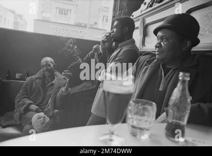 Nach London. Ende 1960er. Eine Gruppe von Freunden, die sich im Duke of Wellington Pub treffen, der sich an der Ecke Portobello Road und Elgin Crescent im Notting Hill-Viertel des Royal Borough of Kensington und Chelsea, West London, befindet. Stockfoto