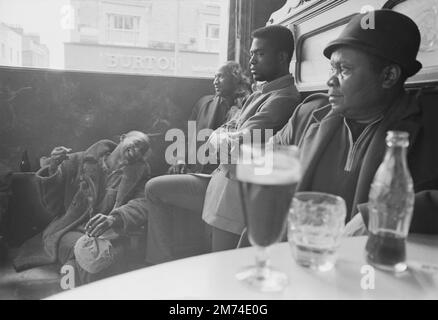 Nach London. Ende 1960er. Eine Gruppe von Freunden, die sich im Duke of Wellington Pub treffen, der sich an der Ecke Portobello Road und Elgin Crescent im Notting Hill-Viertel des Royal Borough of Kensington und Chelsea, West London, befindet. Stockfoto