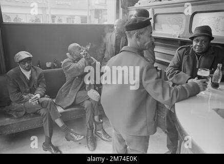 Nach London. Ende 1960er. Eine Gruppe von Freunden, die sich im Duke of Wellington Pub treffen, der sich an der Ecke Portobello Road und Elgin Crescent im Notting Hill-Viertel des Royal Borough of Kensington und Chelsea, West London, befindet. Stockfoto