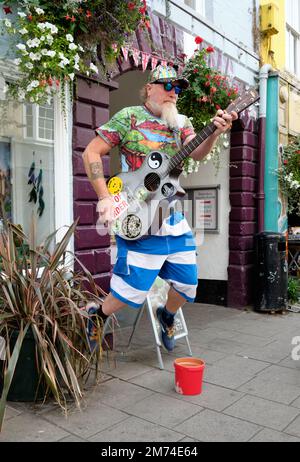 Street Performer Leaping Gitarrenspieler Glastonbury Stockfoto