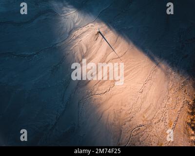 Aus der Vogelperspektive sehen Sie den Kirchturm, der von Kupferbergbaurückständen in Geamana überflutet wurde Stockfoto