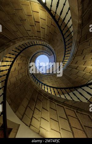 Ein vertikaler, kleiner Winkel von einer wunderschönen Steinspiraltreppe Stockfoto