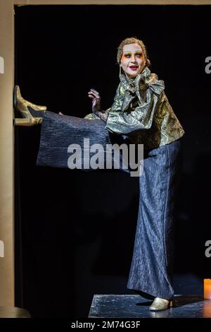 05. Januar 2023, Brandenburg, Cottbus: Staatstheater Cottbus Schauspielerin Ariadne Pabst (Daisy) steht während einer Generalprobe für das Stück „The Great Gatsby“ im Cottbus Theater Barn auf der Bühne. Philipp Rosendahl, Co-amtierender Direktor und Hausdirektor, bringt seine zweite Cottbus-Produktion mit seinem musikalischen Abend auf die Bühne, der auf dem Roman von F. Scott Fitzgerald auf der Premiere am 7. Januar 2023 basiert. Philipp Basener entwirft die Bühne und die Kostüme im Stil der Zwanziger Jahre, und die musikalische Leitung ist Thorsten Drücker, der selbst Perkussion-, String- und Tastaturinstrumente live auf s spielt Stockfoto