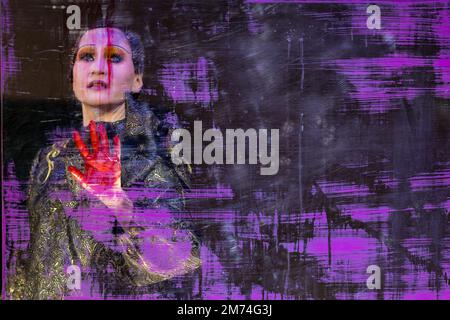 05. Januar 2023, Brandenburg, Cottbus: Staatstheater Cottbus Schauspielerin Ariadne Pabst (Daisy) steht während einer Generalprobe für das Stück „The Great Gatsby“ im Cottbus Theater Barn auf der Bühne. Philipp Rosendahl, Co-amtierender Direktor und Hausdirektor, bringt seine zweite Cottbus-Produktion mit seinem musikalischen Abend auf die Bühne, der auf dem Roman von F. Scott Fitzgerald auf der Premiere am 7. Januar 2023 basiert. Philipp Basener entwirft die Bühne und die Kostüme im Stil der Zwanziger Jahre, und die musikalische Leitung ist Thorsten Drücker, der selbst Perkussion-, String- und Tastaturinstrumente live auf s spielt Stockfoto
