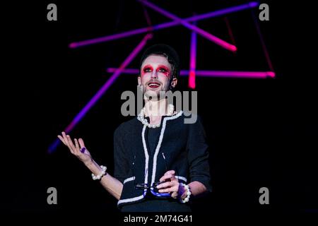 05. Januar 2023, Brandenburg, Cottbus: Staatstheater Cottbus Schauspieler Torben Appel (Zelda) steht während einer Generalprobe für das Stück „The Great Gatsby“ im Theaterscheune Cottbus auf der Bühne. Philipp Rosendahl, Co-amtierender Direktor und Hausdirektor, bringt seine zweite Cottbus-Produktion mit seinem musikalischen Abend auf die Bühne, der auf dem Roman von F. Scott Fitzgerald auf der Premiere am 7. Januar 2023 basiert. Philipp Basener entwirft die Bühne und die Kostüme im Stil der Zwanziger Jahre, und die musikalische Leitung ist Thorsten Drücker, der selbst Perkussion-, String- und Tastaturinstrumente live auf St. Stockfoto