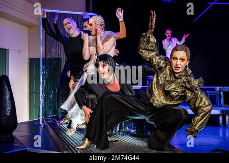 05. Januar 2023, Brandenburg, Cottbus: Schauspieler des Staatstheaters Cottbus Amadeus Gollner (Tom l-r), Markus Paul (Nick), Sophie Bock (Jordanien), Sigrun Fischer (Myrtle), Kai Börner (Gatsby) und Ariadne Pabst (Daisy) sind auf der Bühne bei einer Generalprobe für das Stück The Great Gatseby Theat. Philipp Rosendahl, Co-amtierender Direktor und Hausdirektor, bringt seine zweite Cottbus-Produktion mit seinem musikalischen Abend auf die Bühne, der auf dem Roman von F. Scott Fitzgerald auf der Premiere am 7. Januar 2023 basiert. Philipp Basener entwirft die Bühne und die Kostüme im Stil der Zwanziger Jahre, und Stockfoto