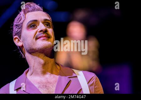 05. Januar 2023, Brandenburg, Cottbus: Staatstheater Cottbus Schauspieler Kai Börner (Gatsby) steht während einer Generalprobe für das Stück „The Great Gatsby“ im Theaterscheune Cottbus auf der Bühne. Philipp Rosendahl, Co-amtierender Direktor und Hausdirektor, bringt seine zweite Cottbus-Produktion mit seinem musikalischen Abend auf die Bühne, der auf dem Roman von F. Scott Fitzgerald auf der Premiere am 7. Januar 2023 basiert. Philipp Basener entwirft die Bühne und die Kostüme im Stil der Zwanziger Jahre, und die musikalische Leitung ist Thorsten Drücker, der selbst Perkussion-, String- und Tastaturinstrumente live auf sta spielt Stockfoto