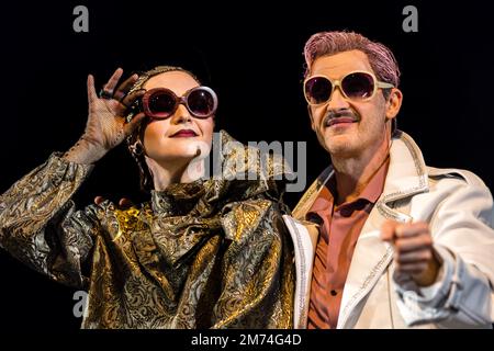 05. Januar 2023, Brandenburg, Cottbus: Die Schauspieler des Cottbus State Theater Ariadne Pabst (Daisy, l) und Kai Börner (Gatsby, r) stehen bei einer Generalprobe für das Stück "The Great Gatsby" in der Cottbus Theaterscheune auf der Bühne. Philipp Rosendahl, Co-amtierender Direktor und Hausdirektor, bringt seine zweite Cottbus-Produktion mit seinem musikalischen Abend auf die Bühne, der auf dem Roman von F. Scott Fitzgerald auf der Premiere am 7. Januar 2023 basiert. Philipp Basener entwirft die Bühne und die Kostüme im Stil der Zwanziger Jahre, und die musikalische Leitung ist Thorsten Drücker, der selbst Perkussion, String und Keyb spielt Stockfoto