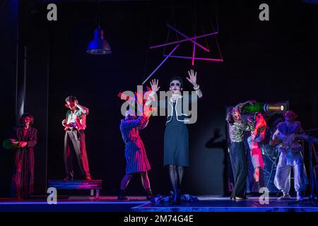 05. Januar 2023, Brandenburg, Cottbus: Staatstheater Cottbus Schauspieler Torben Appel (Zelda, M) und andere Ensemble-Mitglieder stehen auf der Bühne während einer Generalprobe für das Stück „The Great Gatsby“ im Theaterscheune Cottbus. Philipp Rosendahl, Co-amtierender Direktor und Hausdirektor, bringt seine zweite Cottbus-Produktion mit seinem musikalischen Abend auf die Bühne, der auf dem Roman von F. Scott Fitzgerald auf der Premiere am 7. Januar 2023 basiert. Philipp Basener entwirft die Bühne und die Kostüme im Stil der Zwanziger Jahre, und die musikalische Leitung ist Thorsten Drücker, der selbst Perkussion, Schnur und Schlüssel spielt Stockfoto