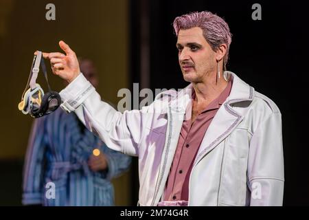05. Januar 2023, Brandenburg, Cottbus: Staatstheater Cottbus Schauspieler Kai Börner (Gatsby) steht während einer Generalprobe für das Stück „The Great Gatsby“ im Theaterscheune Cottbus auf der Bühne. Philipp Rosendahl, Co-amtierender Direktor und Hausdirektor, bringt seine zweite Cottbus-Produktion mit seinem musikalischen Abend auf die Bühne, der auf dem Roman von F. Scott Fitzgerald auf der Premiere am 7. Januar 2023 basiert. Philipp Basener entwirft die Bühne und die Kostüme im Stil der Zwanziger Jahre, und die musikalische Leitung ist Thorsten Drücker, der selbst Perkussion-, String- und Tastaturinstrumente live auf sta spielt Stockfoto