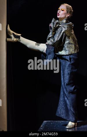 05. Januar 2023, Brandenburg, Cottbus: Staatstheater Cottbus Schauspielerin Ariadne Pabst (Daisy) steht während einer Generalprobe für das Stück „The Great Gatsby“ im Cottbus Theater Barn auf der Bühne. Philipp Rosendahl, Co-amtierender Direktor und Hausdirektor, bringt seine zweite Cottbus-Produktion mit seinem musikalischen Abend auf die Bühne, der auf dem Roman von F. Scott Fitzgerald auf der Premiere am 7. Januar 2023 basiert. Philipp Basener entwirft die Bühne und die Kostüme im Stil der Zwanziger Jahre, und die musikalische Leitung ist Thorsten Drücker, der selbst Perkussion-, String- und Tastaturinstrumente live auf s spielt Stockfoto