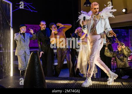 05. Januar 2023, Brandenburg, Cottbus: Staatstheater Cottbus Schauspieler Kai Börner (Gatsby) und andere Ensemble-Mitglieder stehen auf der Bühne während einer Generalprobe für das Stück „The Great Gatsby“ im Theaterscheune Cottbus. Philipp Rosendahl, Co-amtierender Direktor und Hausdirektor, bringt seine zweite Cottbus-Produktion mit seinem musikalischen Abend auf die Bühne, der auf dem Roman von F. Scott Fitzgerald auf der Premiere am 7. Januar 2023 basiert. Philipp Basener entwirft die Bühne und die Kostüme im Stil der Zwanziger Jahre, und die musikalische Leitung ist Thorsten Drücker, der selbst Perkussion, Schnur und Keyboa spielt Stockfoto
