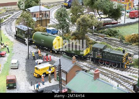 Ein Modell eines Shunterers der Britischen Armee der Klasse 03, der Wagen zieht. Stockfoto