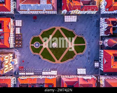 Blick auf den Union Square aus der Vogelperspektive mit den umliegenden Gebäuden im Barockstil. Das Foto wurde am 6. Januar 2023 in Timisoara, der europäischen Kultur, aufgenommen Stockfoto