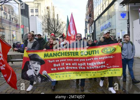 Manchester, Vereinigtes Königreich, 7. Januar 2023. Protest gegen die Unterstützung der derzeitigen Streiks im Schienenverkehr, im NHS, im Postsektor und in anderen Bereichen sowie gegen die Forderung nach Gehaltserhöhungen, die mindestens der Inflation entsprechen, die dem britischen Verbraucherpreisindex (VPI) für die Inflation entspricht, die derzeit bei 10,7 % liegt. Demonstranten versammelten sich in Piccadilly Gardens im Zentrum von Manchester, Großbritannien, und marschierten durch das Stadtzentrum. Manchester People's Assembly war einer der Organisatoren der Demonstration. Demonstranten halten ein GMT-Banner, um den Protest entlang der Market Street zu führen. Kredit: Terry Waller/Alamy Live News Stockfoto