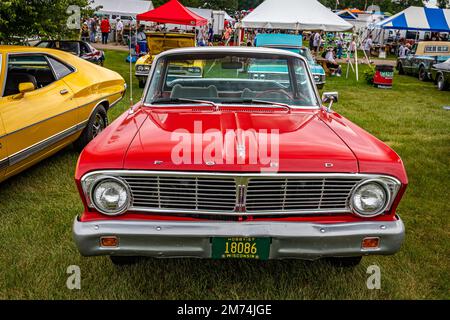 Iola, WI - 07. Juli 2022: Aus der Vogelperspektive: Abholung von einem Ford Falcon Ranchero aus dem Jahr 1965 bei einer lokalen Automesse. Stockfoto