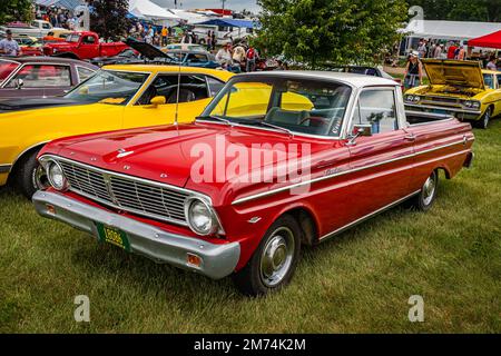 Iola, WI - 07. Juli 2022: Aus der Vogelperspektive aus der Vorderecke eines Ford Falcon Ranchero aus dem Jahr 1965 Abholung bei einer lokalen Automesse. Stockfoto