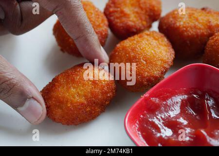 Nahaufnahme von Hühnchen-Nugget und Sauce auf dem Tisch Stockfoto