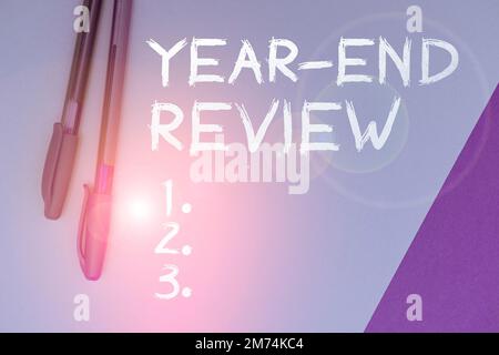 Textüberschrift zur Präsentation des Year-End-Reviews. Wort für die jährliche Bewertung der Zielerreichung und Zielentwicklung Stockfoto