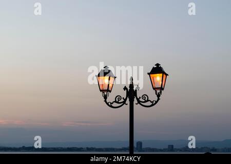 Silhouette einer Straßenlampe am klaren Morgen Stockfoto