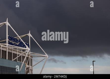 Coventry, England, 7. Januar 2023. Vor dem FA-Cup-Spiel in der Coventry Building Society Arena in Coventry hängen Regenwolken über dem Stadion. Der Bildausdruck sollte lauten: Darren Staples/Sportimage Credit: Sportimage/Alamy Live News Stockfoto