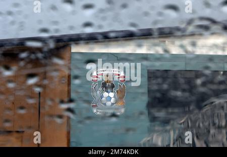 Coventry, England, 7. Januar 2023. Das Coventry City-Emblem ist vor dem FA-Cup-Spiel in der Coventry Building Society Arena in Coventry durch ein regendurchflutetes Fenster zu sehen. Der Bildausdruck sollte lauten: Darren Staples/Sportimage Credit: Sportimage/Alamy Live News Stockfoto