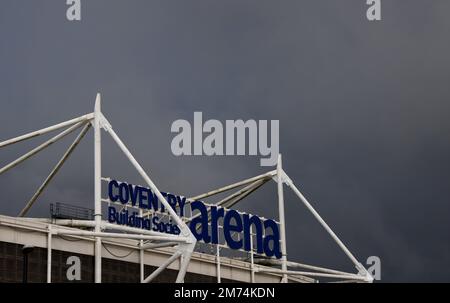 Coventry, England, 7. Januar 2023. Vor dem FA-Cup-Spiel in der Coventry Building Society Arena in Coventry hängen Regenwolken über dem Stadion. Der Bildausdruck sollte lauten: Darren Staples/Sportimage Credit: Sportimage/Alamy Live News Stockfoto