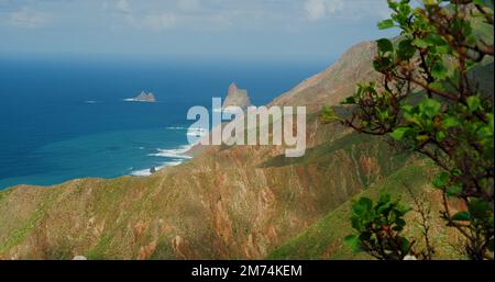 Gebirgskamm und Atlantischer Ozean. Zerklüftete Felslandschaft, Seeküste. Landpark Anaga. Teneriffa, Kanarische Inseln. Spanien. Stockfoto