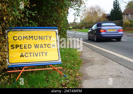 Warnschild für Geschwindigkeitsbeobachtung in der Gegend, Sutton auf derwent Yorkshire UK Stockfoto