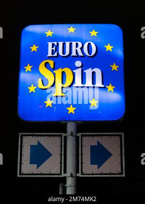 Ljubljana, Slowenien - 26. Dezember 2022: Eurospin ist eine kulinarische Discounter in Italien, Kroatien und Slowenien Stockfoto