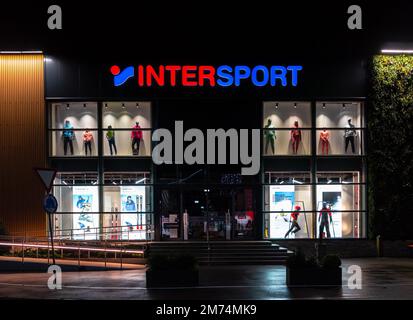 Ljubljana, Slowenien - 26. Dezember 2022: INTERSPORT-Shop für Sport- und Outdoor-Accessoires in BTC Ljubljana. Stockfoto