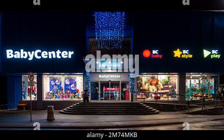 Ljubljana, Slowenien - 26. Dezember 2022: Im Baby Center Store werden verschiedene Artikel für Kinder jeden Alters verkauft Stockfoto