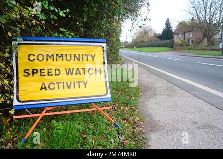 Warnschild für Geschwindigkeitsbeobachtung in der Gegend, Sutton auf derwent Yorkshire UK Stockfoto