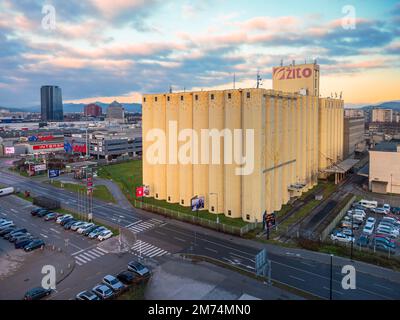 Ljubljana, Slowenien - 26. Dezember 2022: Fabrik der Bäckerei Zito in Ljubljana im Einkaufsviertel von BTC Stockfoto