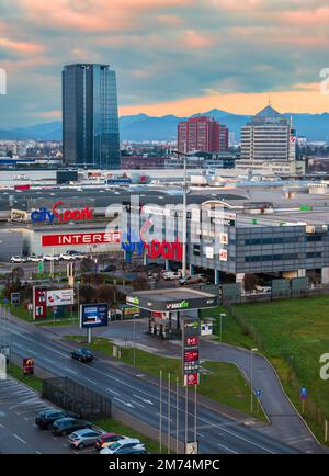 Ljubljana, Slowenien - 26. Dezember 2022: Einkaufsstadt und Handelszentren von BTC in Ljubljana Stockfoto