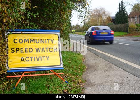 Warnschild für Geschwindigkeitsbeobachtung in der Gegend, Sutton auf derwent Yorkshire UK Stockfoto